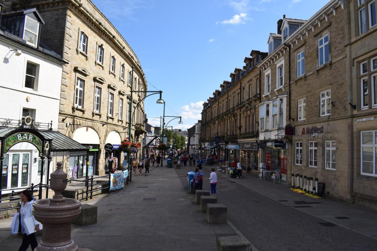 The Buxton Retreat A Luxurious 3-Storey Townhouse With Four Poster Bed And Double Jacuzzi Bath" Exterior photo