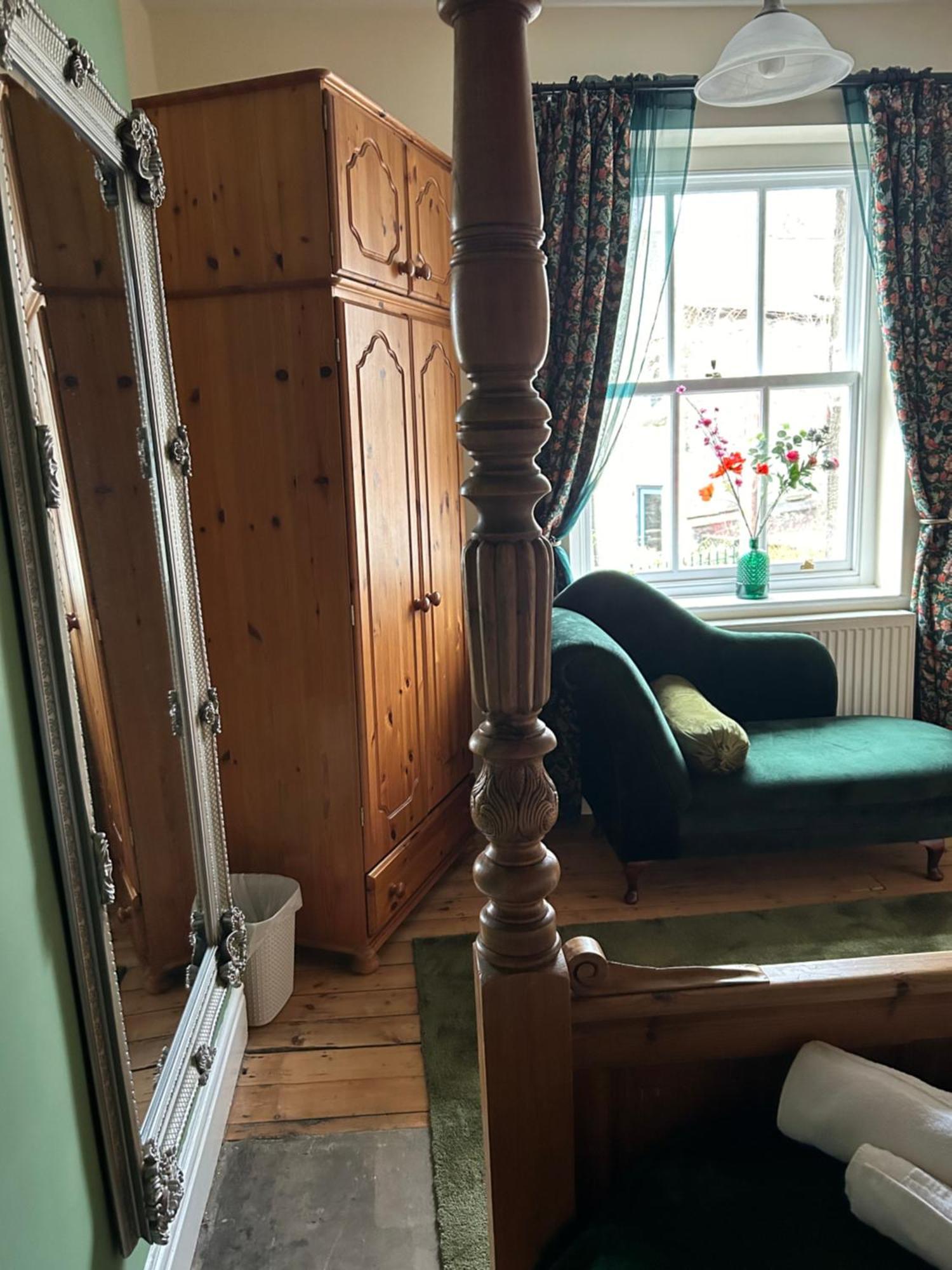 The Buxton Retreat A Luxurious 3-Storey Townhouse With Four Poster Bed And Double Jacuzzi Bath" Exterior photo