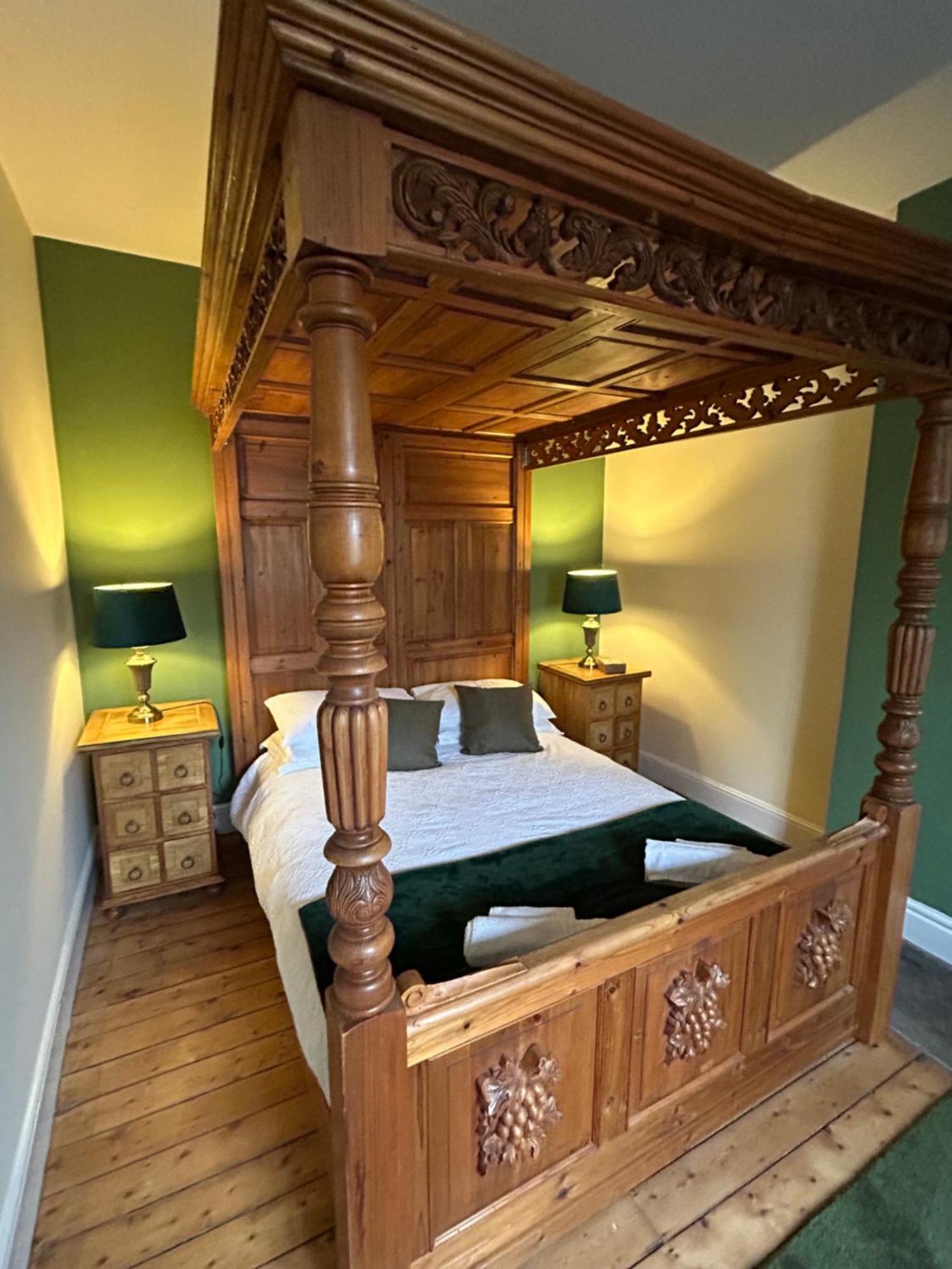 The Buxton Retreat A Luxurious 3-Storey Townhouse With Four Poster Bed And Double Jacuzzi Bath" Exterior photo