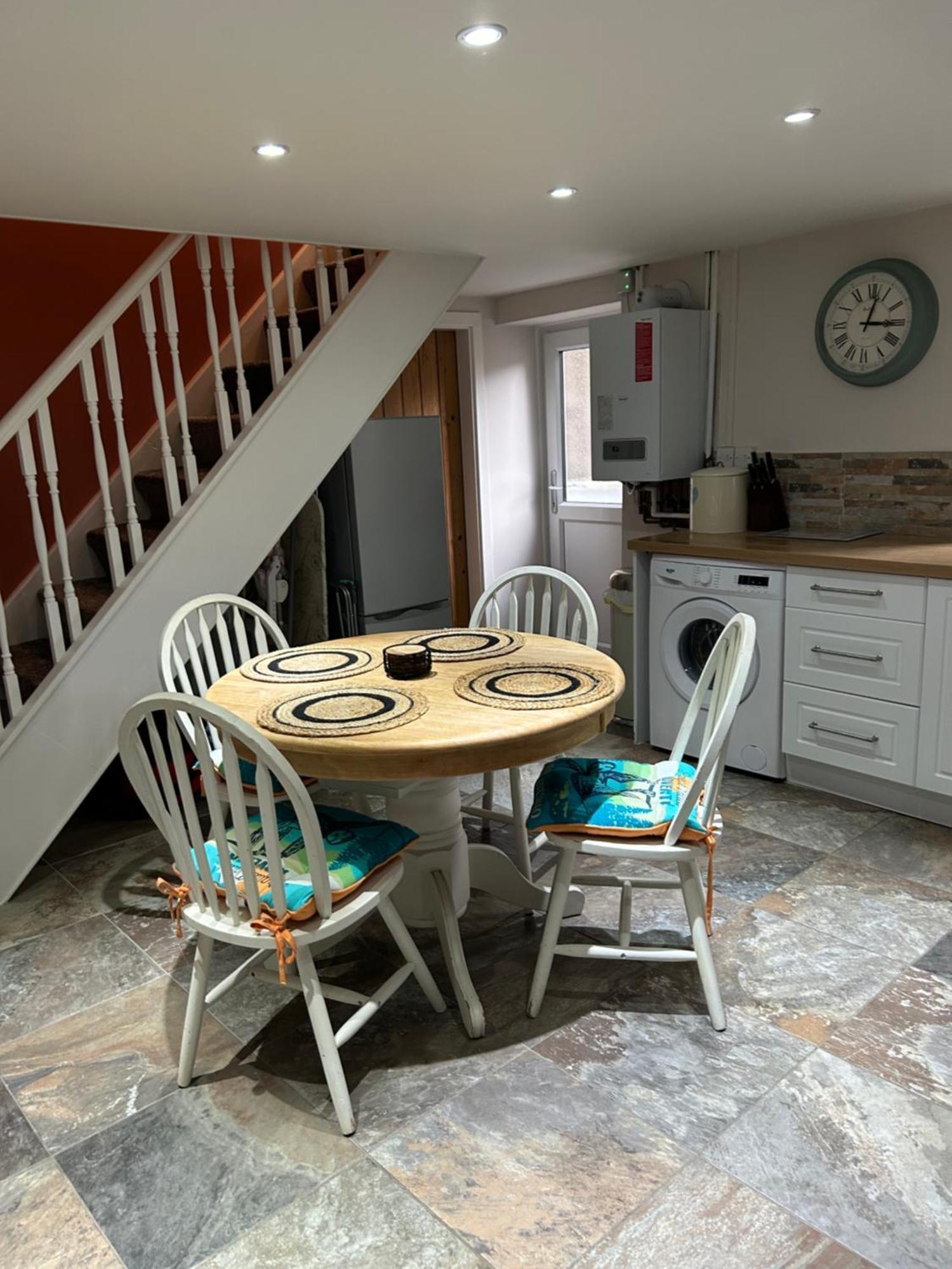 The Buxton Retreat A Luxurious 3-Storey Townhouse With Four Poster Bed And Double Jacuzzi Bath" Exterior photo